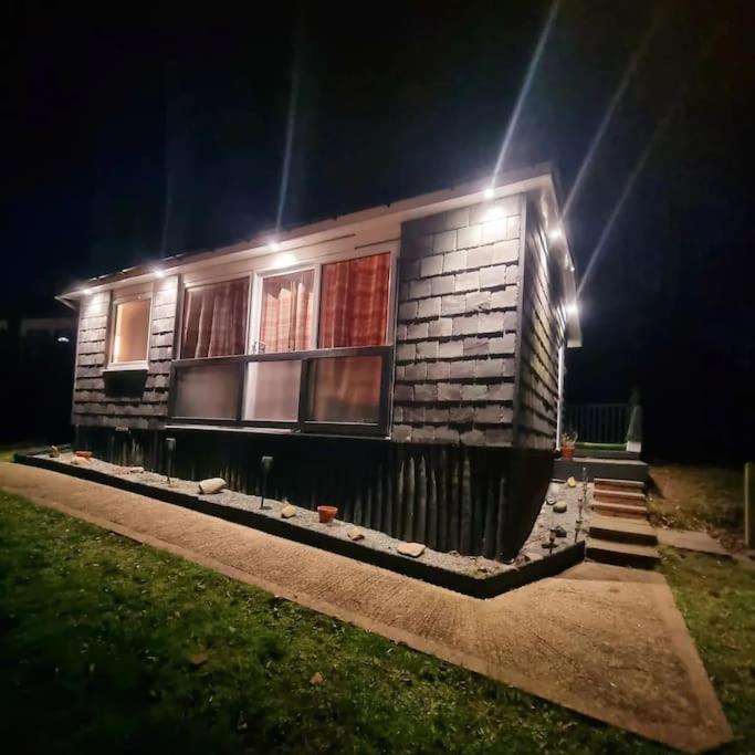 Cosy Hideaway Lodge In Glan Gwna Caeathro Exterior photo